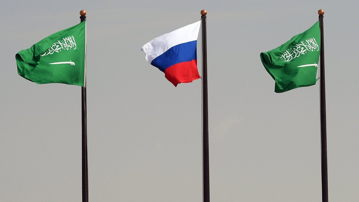    Государственные флаги РФ и Саудовской Аравии в аэропорту имени короля Халеда в Эр-Рияде© РИА Новости . Рамиль Ситдиков