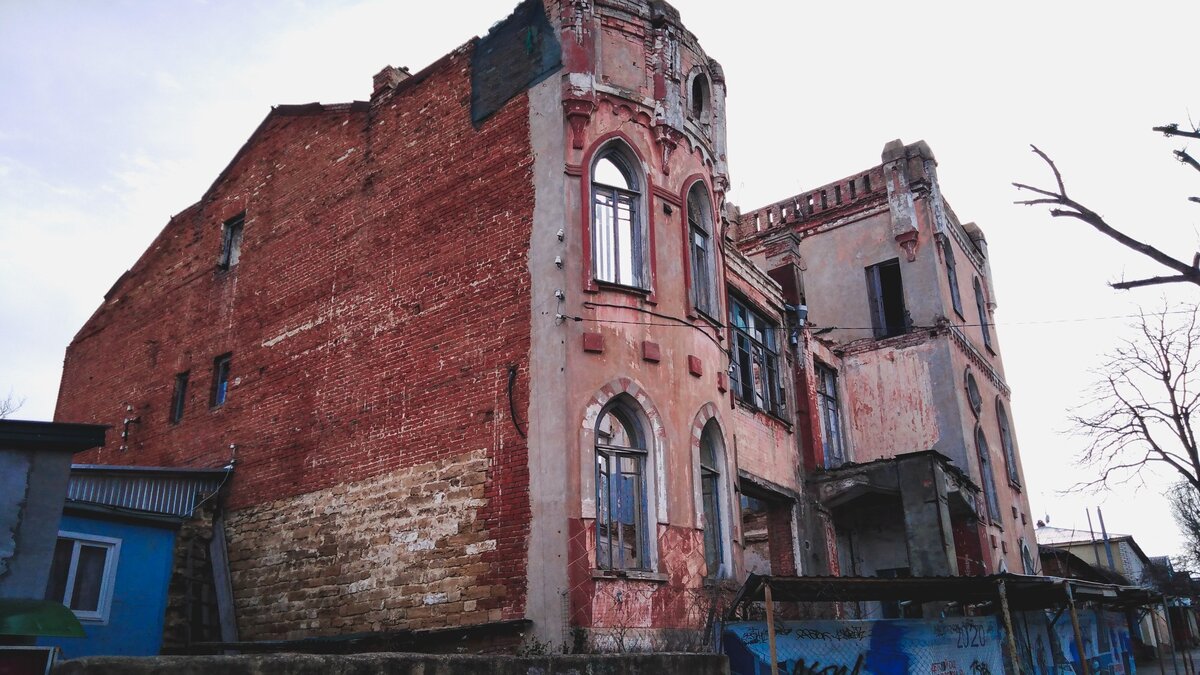    Падающие обломки разрушившегося здания во Владивостоке чуть не упали на проезжающий мимо автомобиль. Водитель явно «родился в рубашке».