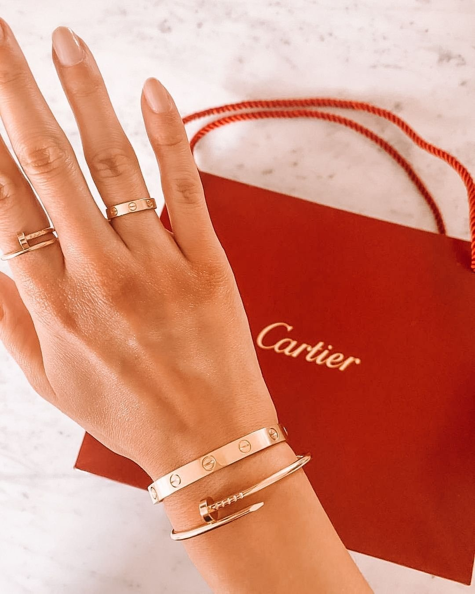 Картье что это такое. Браслет Cartier 1501689. Браслет Картье лав. Браслет Картье 2022. Cartier браслет 17hm0834.