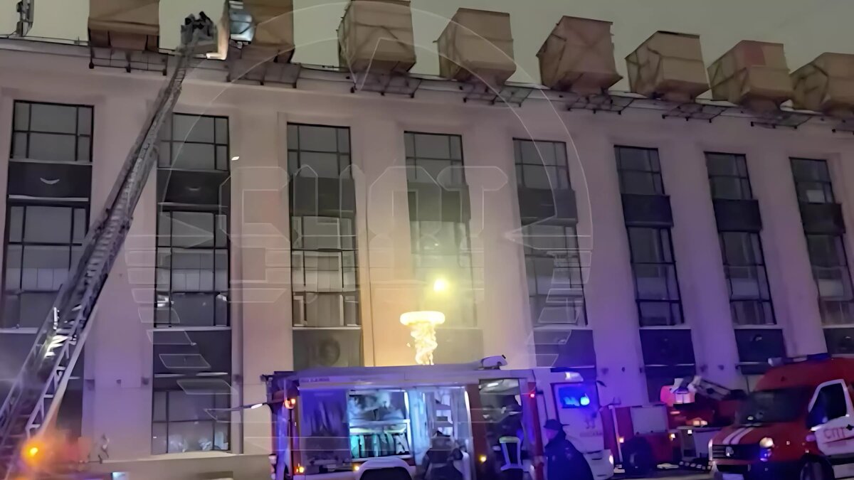     На крыше исторического здания библиотеки в центре российской столицы произошло возгорание. Там шел ремонт, и бригада не выключила обогреватель.