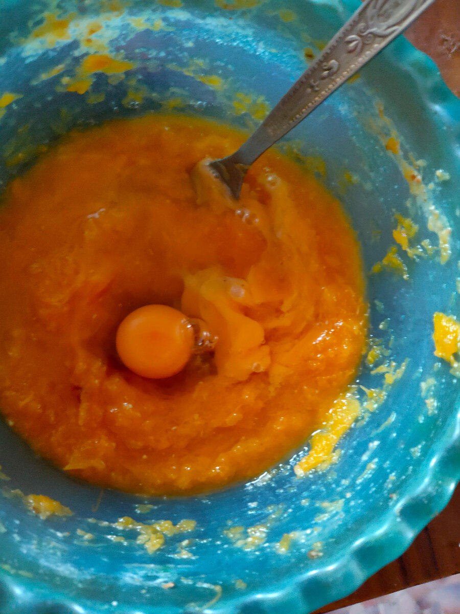 Добавляем яйца. Фото автора.