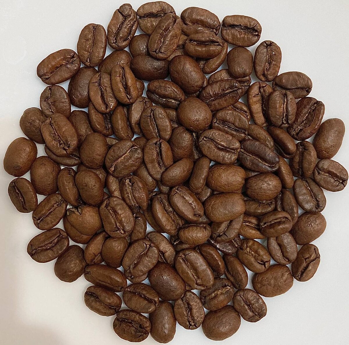 Катурра экспериментальной натуральной обработки с фермы Лос-Альпес, находящейся на высоте около 1800 метров, принадлежащей семье Арболеда. Ферма находится в муниципалитете Сьюдад-Боливар, субрегионе Юго-Западная Антьокия. Само зерно однородное, с легкими маслами на поверхности, без видимых дефектов. 