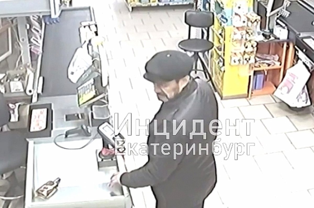    Закупившегося в магазине на чужую карту мужчину разыскивают в Екатеринбурге