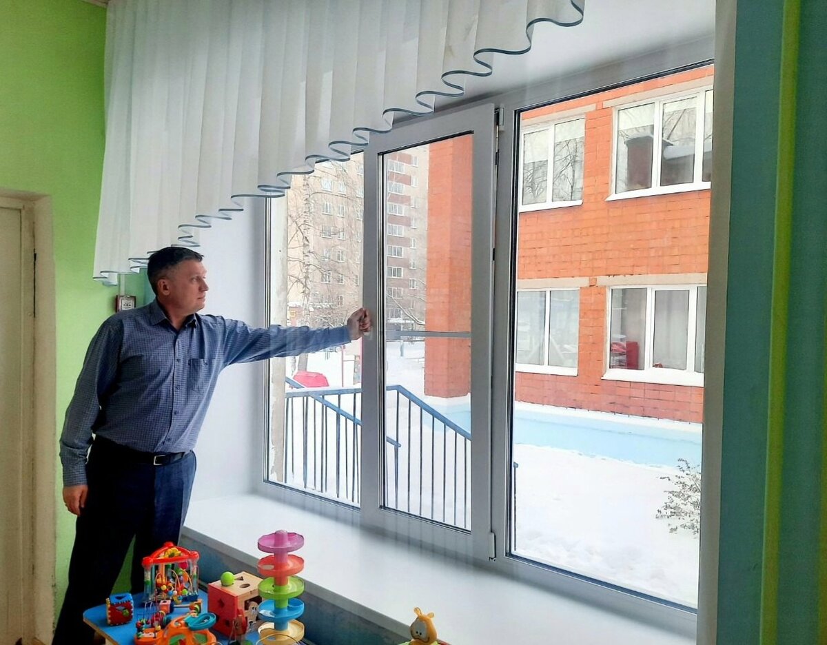 Вице-спикер гордумы Николай Швецов (Единая Россия) проверяет установку пластиковых окон в  МБДОУ № 257