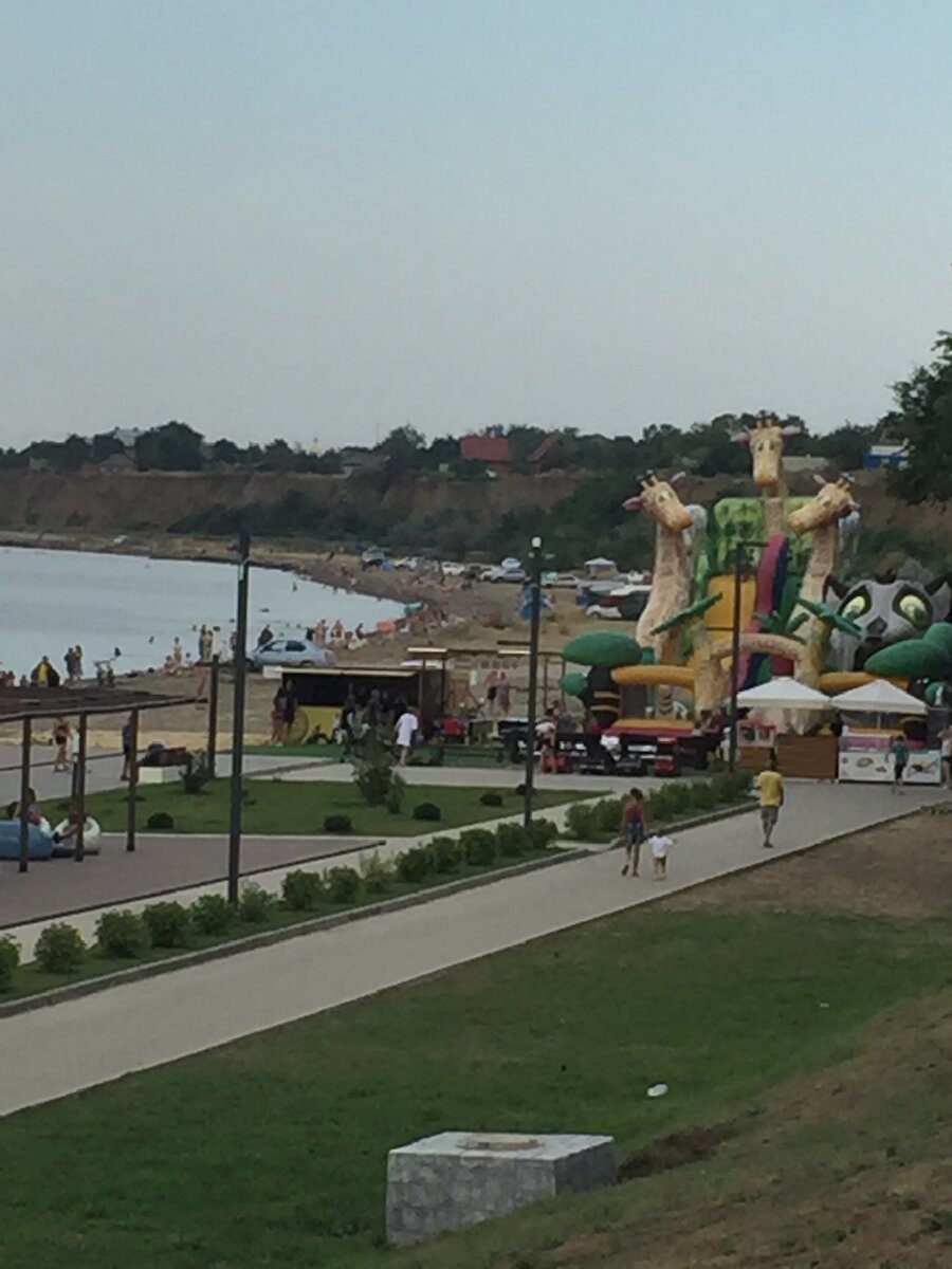 Вид справа от центрального пляжа