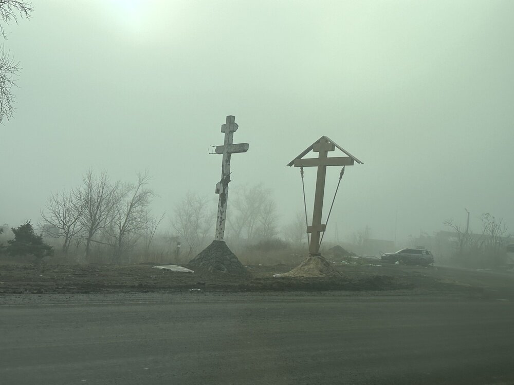    Год назад въезжающих в Мариуполь людей встречали разбитые, израненные кресты. Фото: Галина Ершова