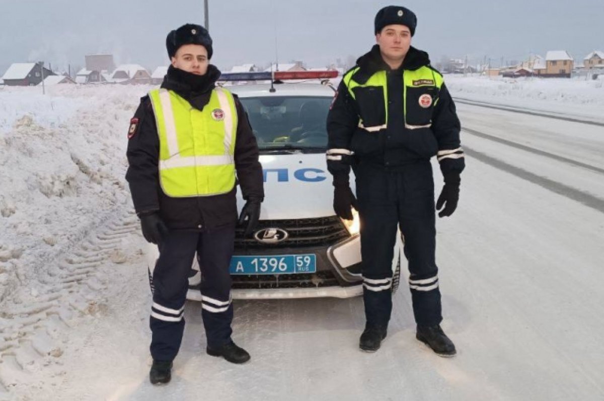    В Прикамье полицейские помогли вылетевшей в кювет на автомобиле женщине