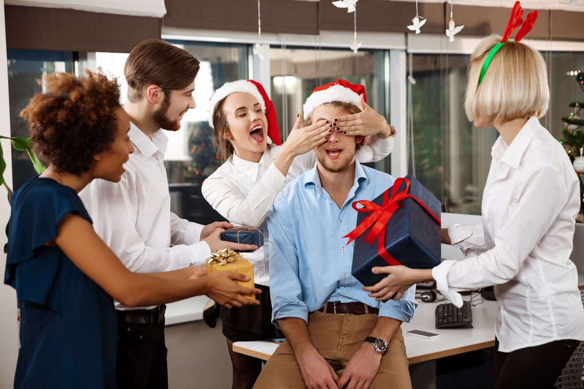 Новогодний сезон – время, когда в офисах начинается настоящая лихорадка подготовки к праздникам. Одним из ключевых моментов является выбор подарков для коллег.
