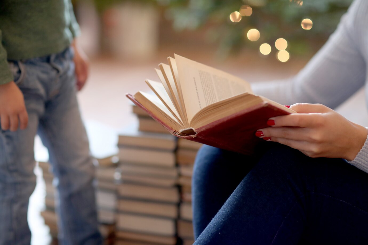 Какую интересную книгу послушать. Держит книгу. учитель держит книгу. рука держит книгу. женская рука держит книгу.