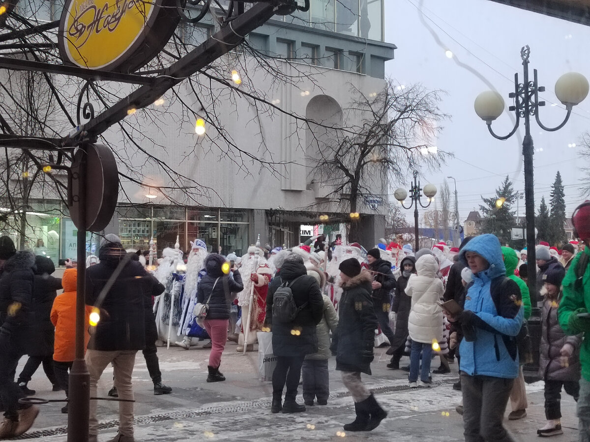 В Пензе Деды Морозы зажгли главную новогоднюю елку города | Про-общество |  Дзен