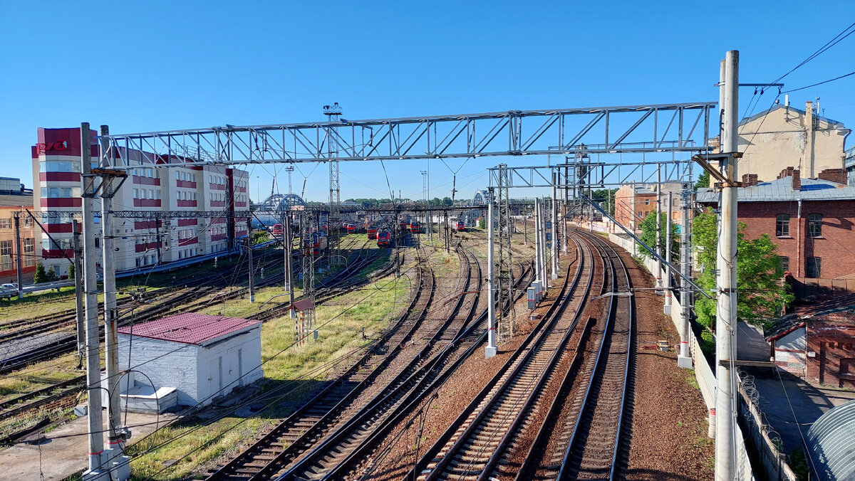 Санкт-Петербу́рг-Пассажи́рский-Моско́вский — локомотивное депо в Санкт-Петербурге. Специализируется на эксплуатации электровозов постоянного тока, обслуживающих составы пассажирских поездов дальнего следования на полигоне Октябрьской и других железных дорог ОАО РЖД. Структурное подразделение Октябрьской дирекции тяги.