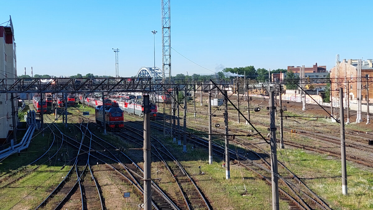 Расположено в южной части железнодорожной станции Санкт-Петербург-Главный, примыкая к Обводному каналу, через который пути железной дороги проходят по Американским мостам. С противоположной стороны Обводного канала находятся станция Санкт-Петербург-Товарный-Московский и пассажирское вагонное депо Санкт-Петербург-Московский.