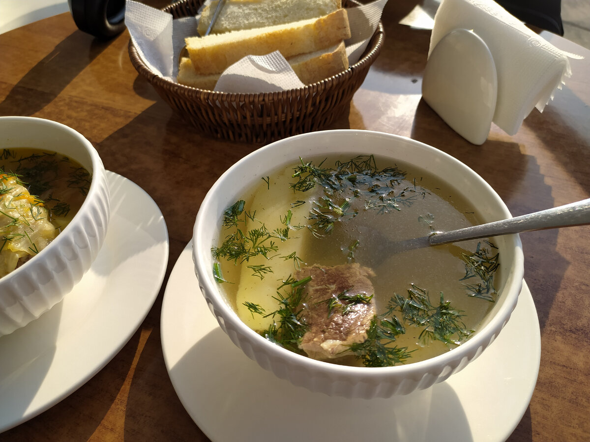 Нохчи похлебка в Шали. Кусок мяса, картофелина и бульон. Оооочень просто, но мясо отличное! Забегаловка с видом на мечеть Шали