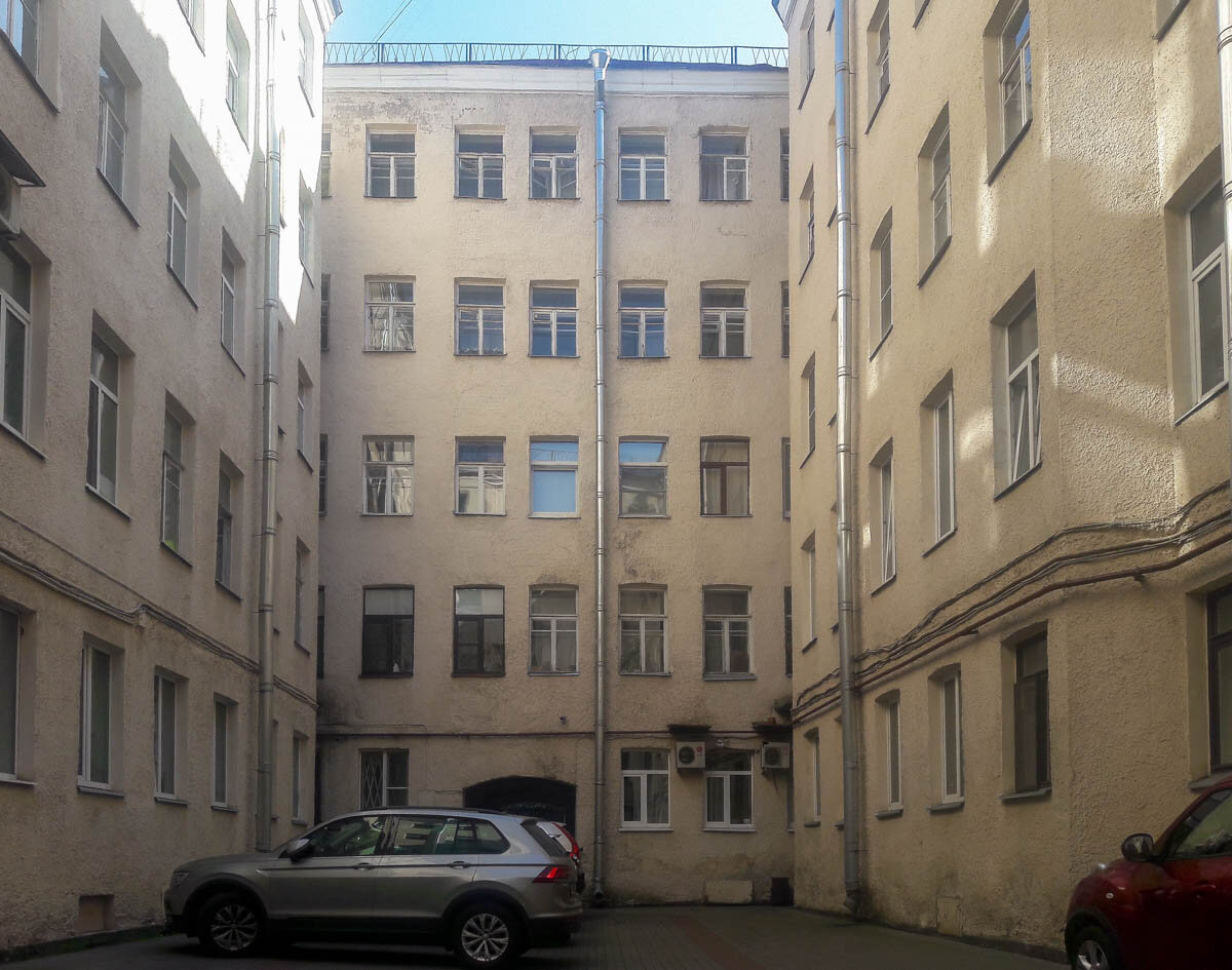 Приношу свои извинения за качество фото, снимал на старый телефон. Вот вы можете объяснить, в чем разница, машина стоит передом или задом, если она ЗАГЛУШЕНА?