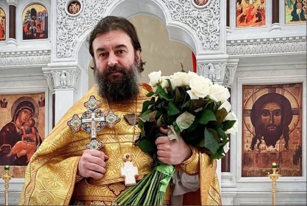 Священник служит в церкви. Священник служит в церкви. Священнослужители православной церкви. Ткачев 2021 протоиерей андрей. Беседа со священником.