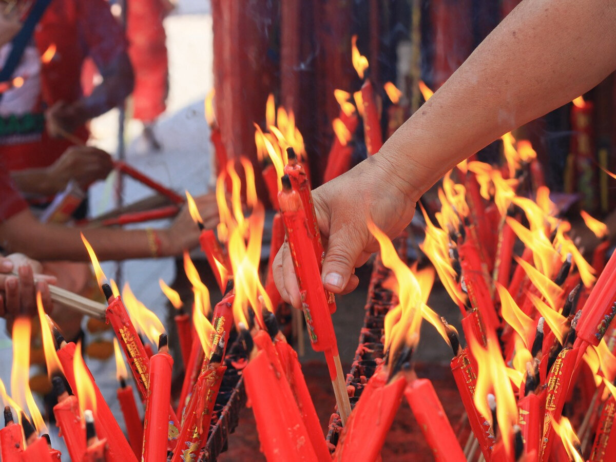 Китайский Новый год принято праздновать в кругу семьи и чтить духи умерших родственников — в их честь зажигают красные свечи. Rutpratheep Nilpechr/Unsplash