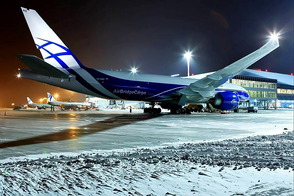 Аэропорт Красноярск AIRBRIDGECARGO. Самолет Boeing 777 AIRBRIDGECARGO. Боинг 777 грузовой. Boeing 777 в Емельяново.