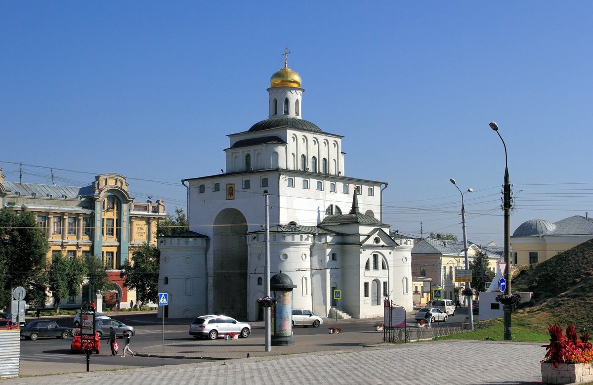 В центре Владимира есть ещё один памятник средневековой архитектуры — каменные Золотые ворота. Внутри можно заглянуть в военно-исторический музей и увидеть древние кольчуги, арбалеты и оружие XVIII века. Фото: Alexxx Malev / Openverse 