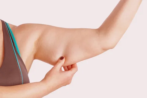 Корпус наклоняем, руки поднимаем в сторону - подтягиваем оплывшие руки и зону декольте