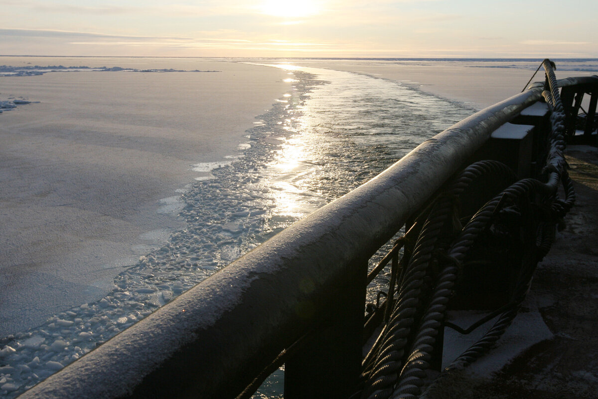 Солнечная дорожка открытой воды — след от корабля в Баренцевом море — спустя несколько часов затянется льдом. Других достопримечательностей, пожалуй, в округе нет