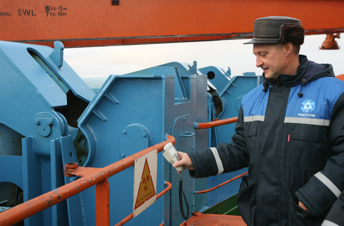 Уровень радиации на борту атомохода регулярно проверяют специалисты — как правило, она тут не выше, чем фоновый радиационный уровень в городе. Фото: Мария Орлова
