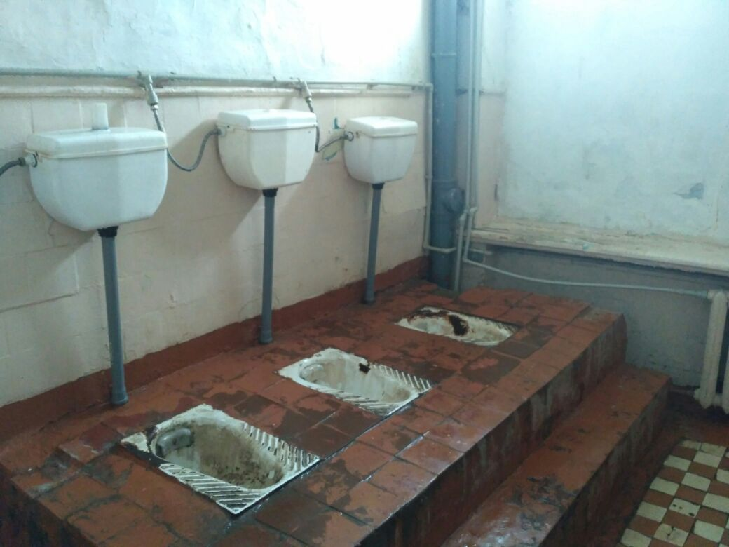 Школа без туалета. Туалет в школе. Унитаз в школе. Старые туалеты в школах. Туалеты в российских школах.
