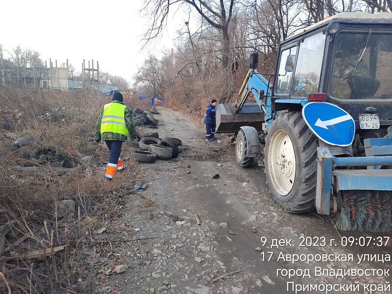 Шины вывозят на утилизацию из Владивостока