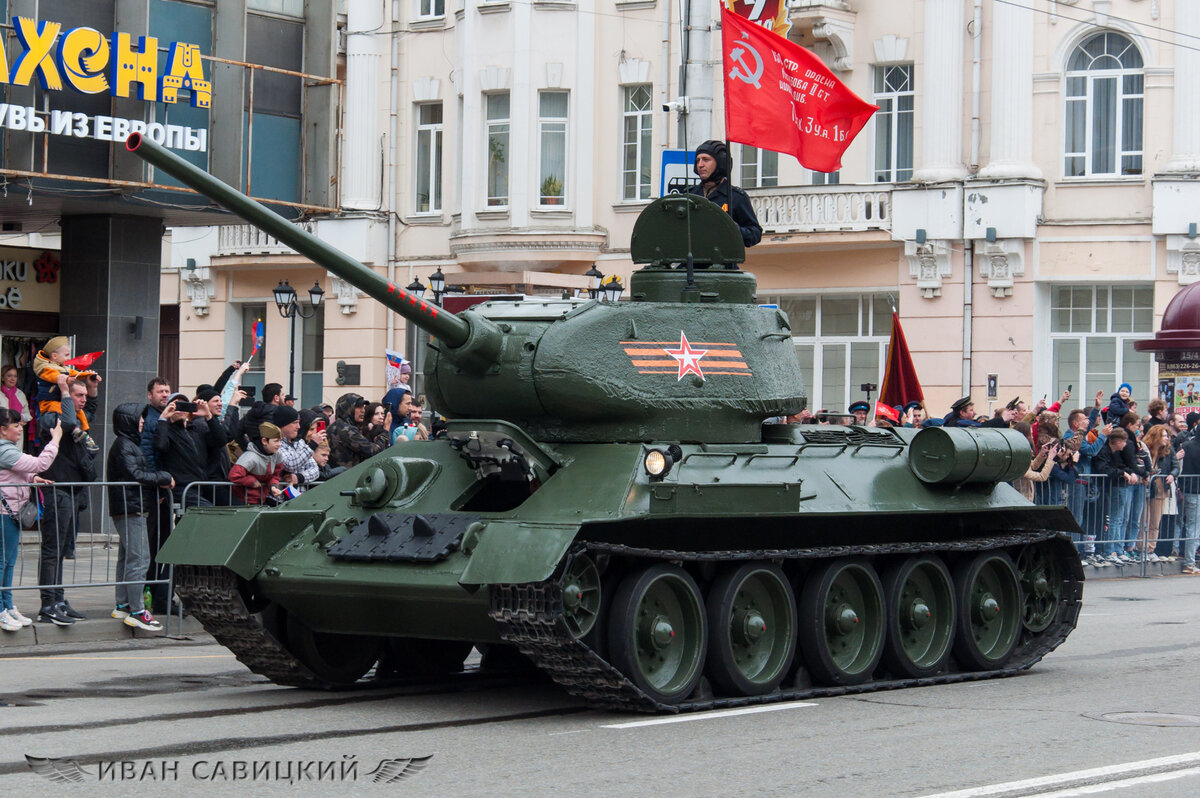 Величаво прошёл Т-34-85, хорошо отреставрированный.