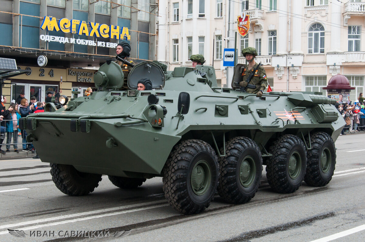 БТР-80, непременный участник Парада Победы