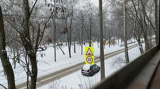 Заснеженный городской парк. Насладитесь парханием снега