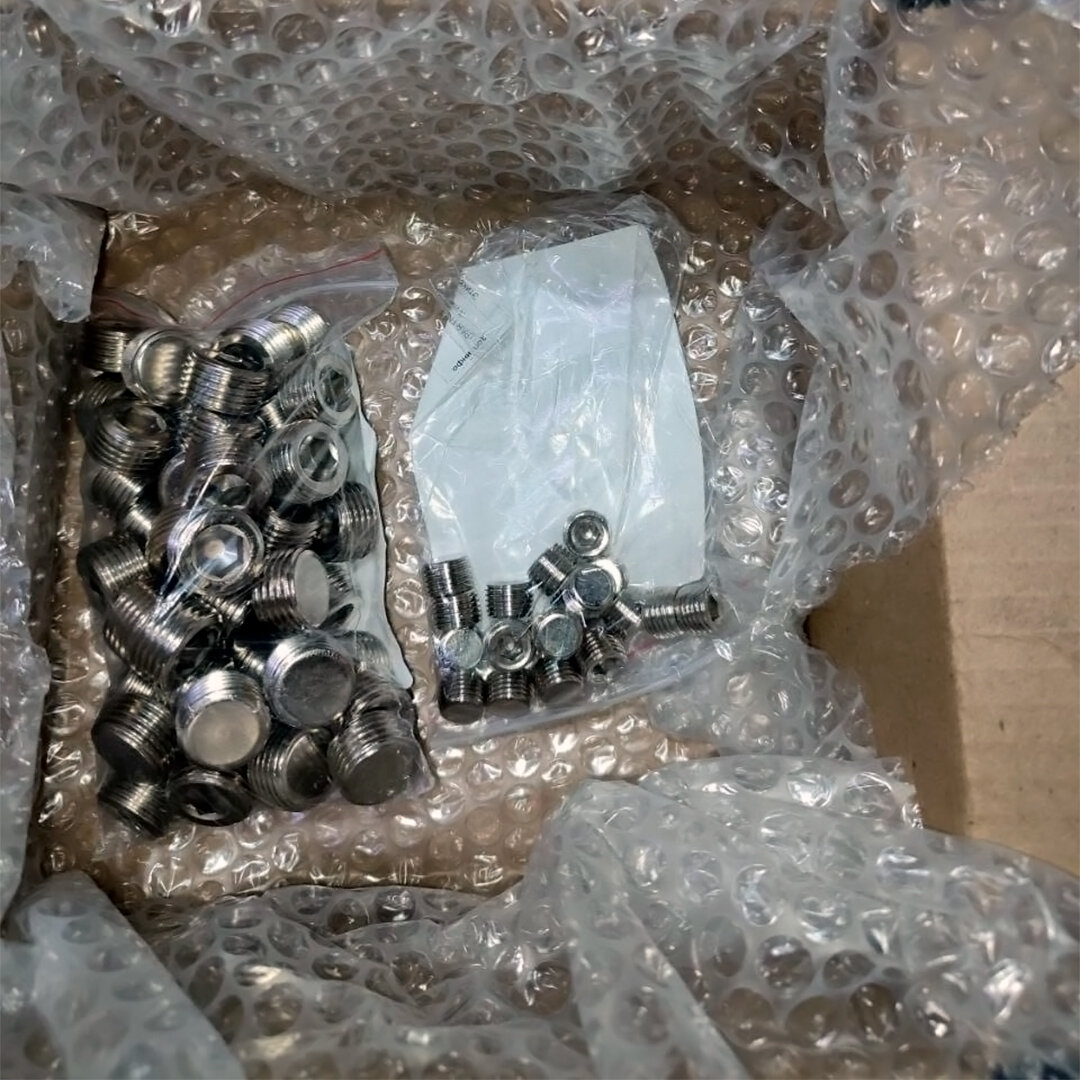 Пробки серии 107ZV. Используются для систем с жидкостью, сжатым воздухом, вакуумом.