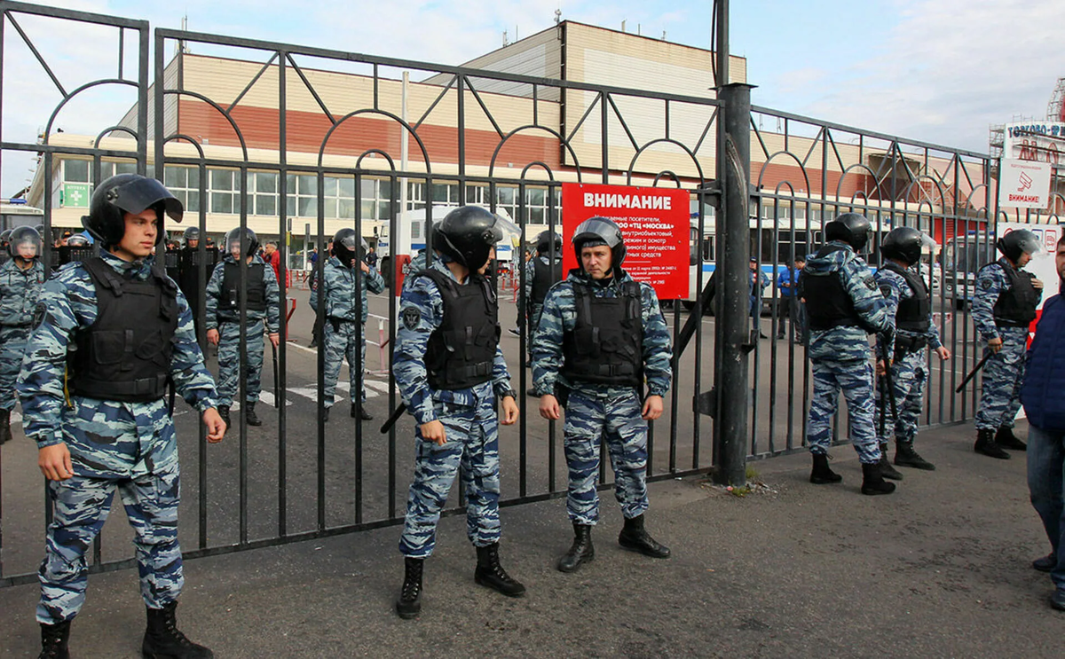 Мигрант сити. ОМОН на САДОВОДЕ. ОМОН на рынке. ТЦ Москва ОМОН. ОМОН Москва.