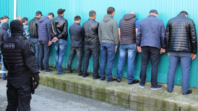 Бунт мигрантов возле военкомата: почему-то не хотят служить | ВОЕНВЕД ...