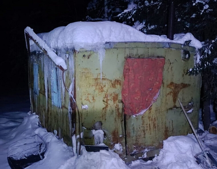    Бензопила перестала заводиться — и топить печку в вагончике стало нечем