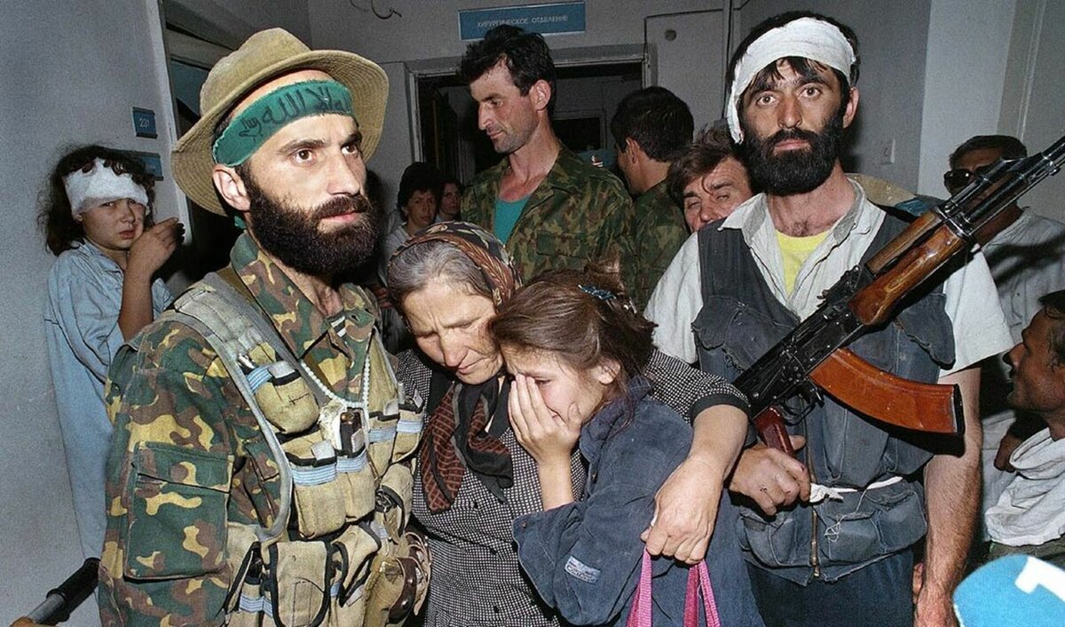 Террористы назвали имя. Захват заложников в Буденновске 1995. Захват больницы в Буденновске. 14 Июня 1995 г Басаев в будённовске.
