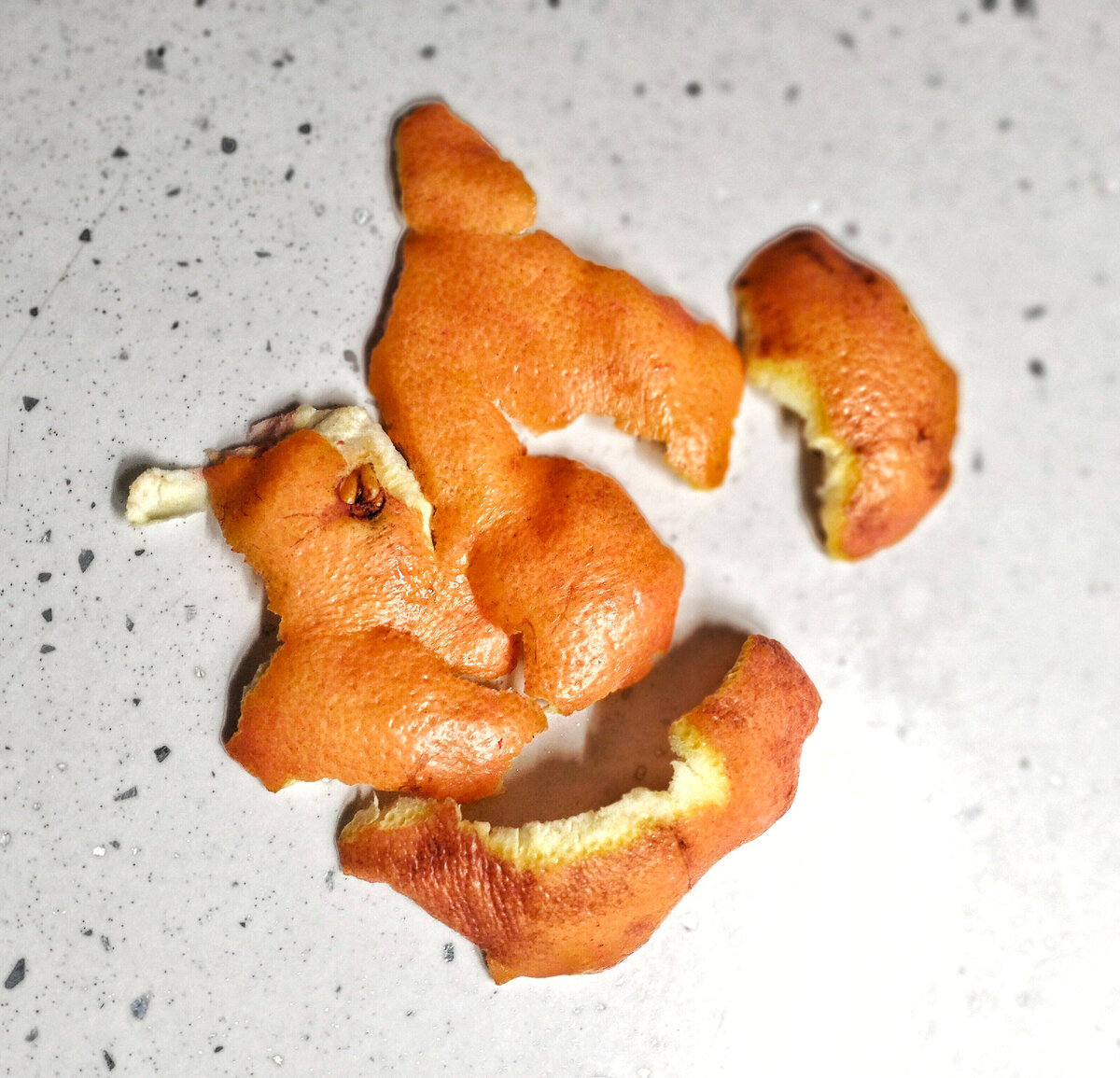 Бурые пятна - это она.