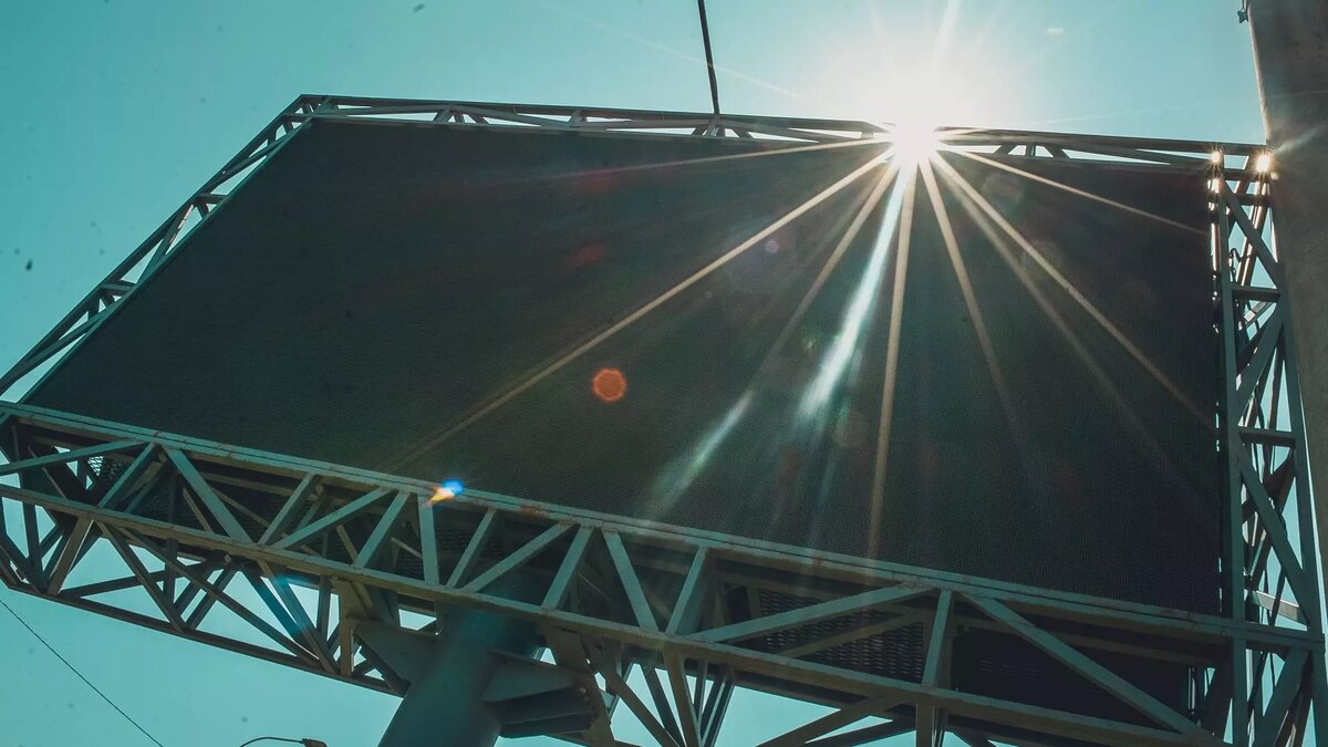     Власти столицы Татарстана подписали десятилетний контракт с казанской фирмой «Лариса-Сити Сэйлс». Так, на улицах города появится еще 33 рекламных щита на 1 млрд рублей. Об этом в ходе делового понедельника заявил начальник управления наружной рекламы и информации исполкома Казани Аскар Багаутдинов.