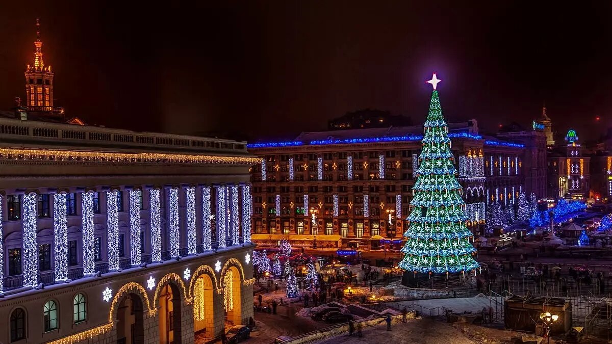     Никаких дополнительных выходных, связанных с традиционными рождественскими и новогодними праздниками, в этом году у жителей Украины не будет.