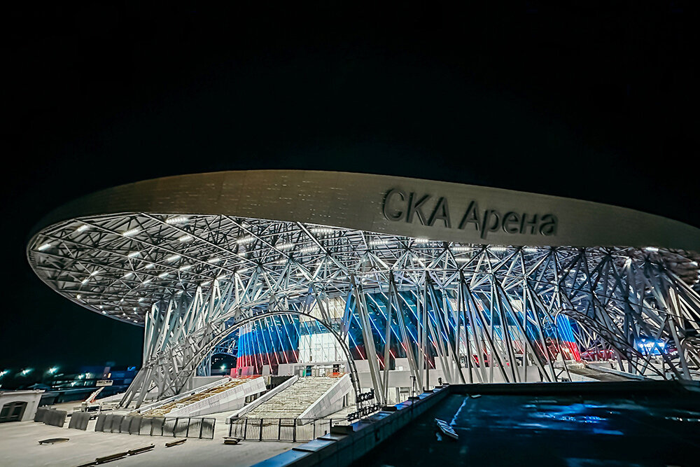 В Санкт-Петербурге открылся стадион «СКА Арена», вмещающий 21 500 зрителей.
