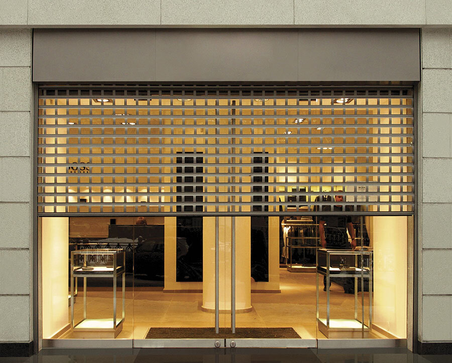  Рулонные ворота из экструдированного профиля в торговом центре