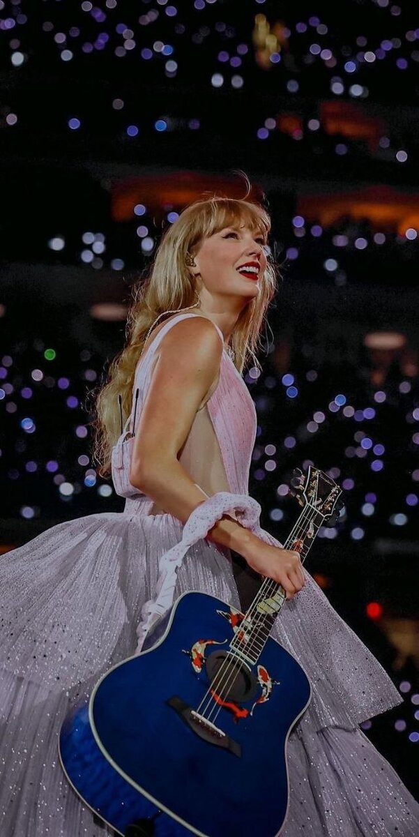 Во время концерта в рамках тура The Eras, ноябрь 2023 г.