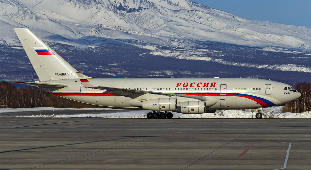 Ил-96-300. Самолёт ил 96 300. Ильюшин ил 96 300. Самолёт президента России ил 96.