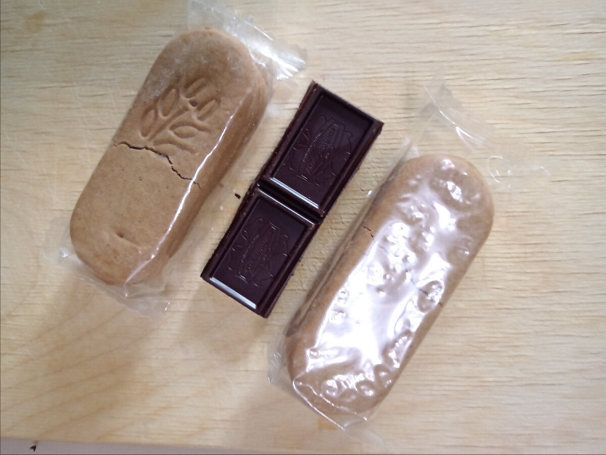 Планировала есть на 10-ом км, 15-ом, 20-ом и 25-ом км, 2 упаковки печенья поделив на 2 приёма каждую. Шоколад планировала есть 2 раза по дольке.