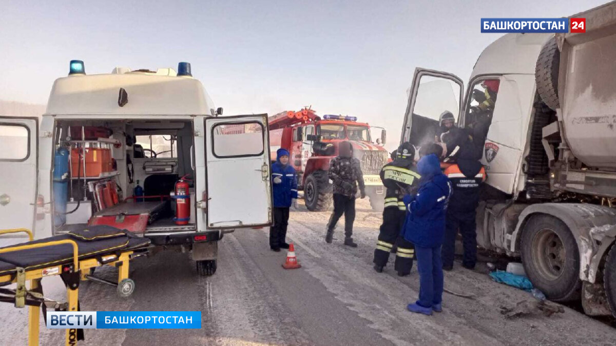    При столкновении двух фур на трассе в Башкирии водителя зажало в кабине