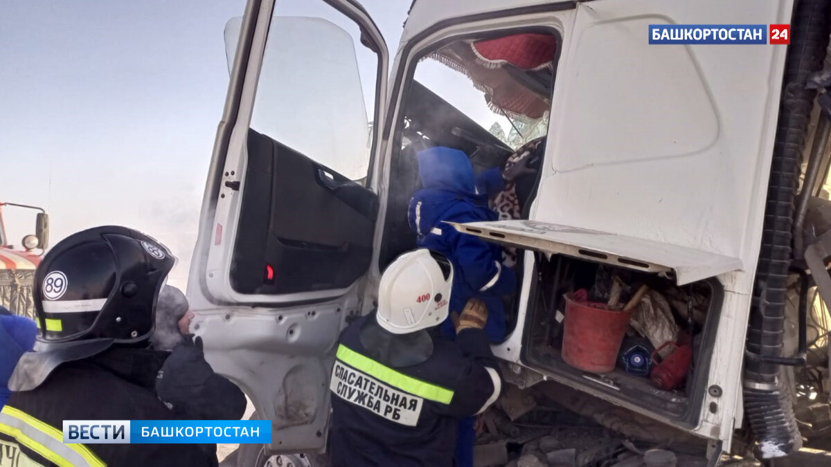    При столкновении двух фур на трассе в Башкирии водителя зажало в кабине