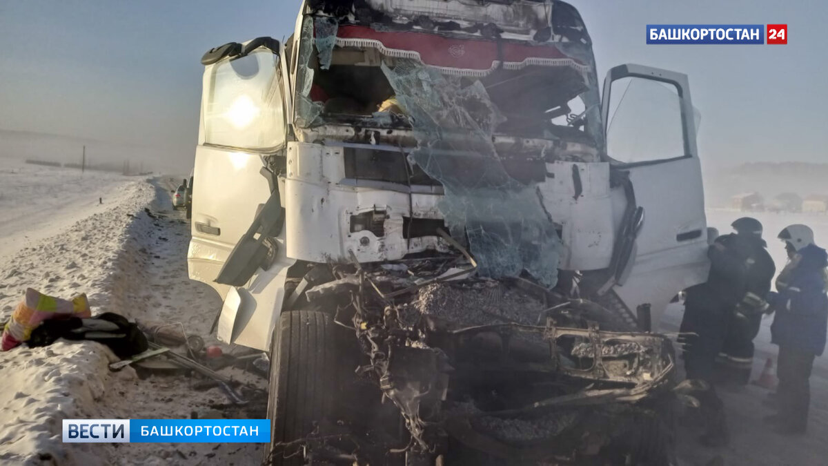   При столкновении двух фур на трассе в Башкирии водителя зажало в кабине