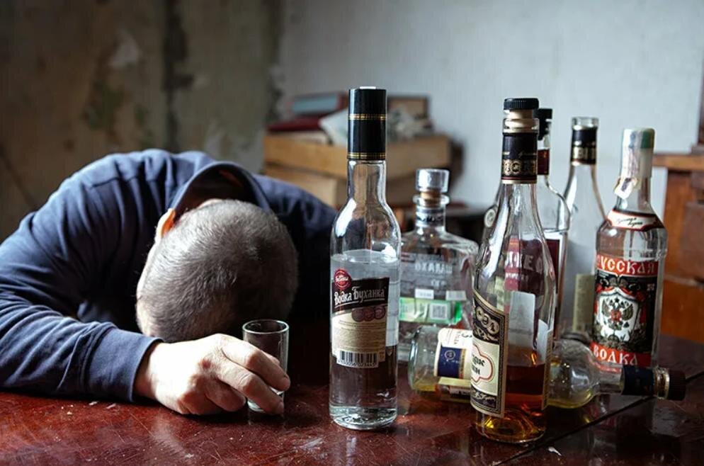 запой лыткарино. лыткарино мемориальный парк. пьяный человек с бутылкой. запой лыткарино. запой лыткарино.