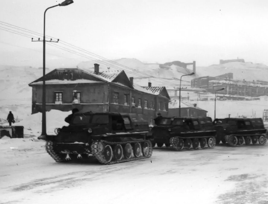 Здравствуйте, дорогие товарищи! Сегодня я вновь предлагаю посмотреть на старые фотографии и окунуться в океан воспоминаний и новых впечатлений. Узнать что-то новое или вспомнить хорошо забытое старое.-8