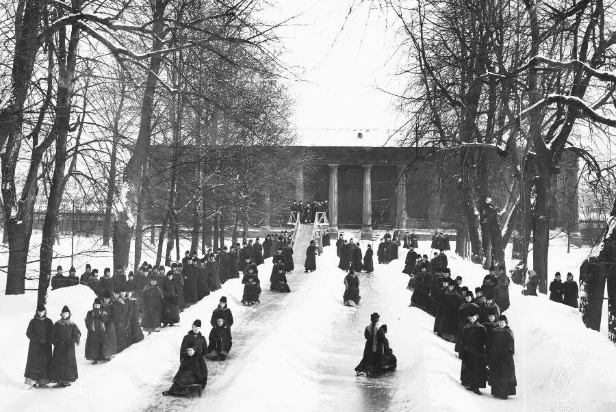 Если бы эта фотография не была черно-белой, то она пестрела бы красным цветом. Дело в том, что на прогулках девочки надевали серые башлыки на красной подкладке./Репродукция. ФОТО автора 
