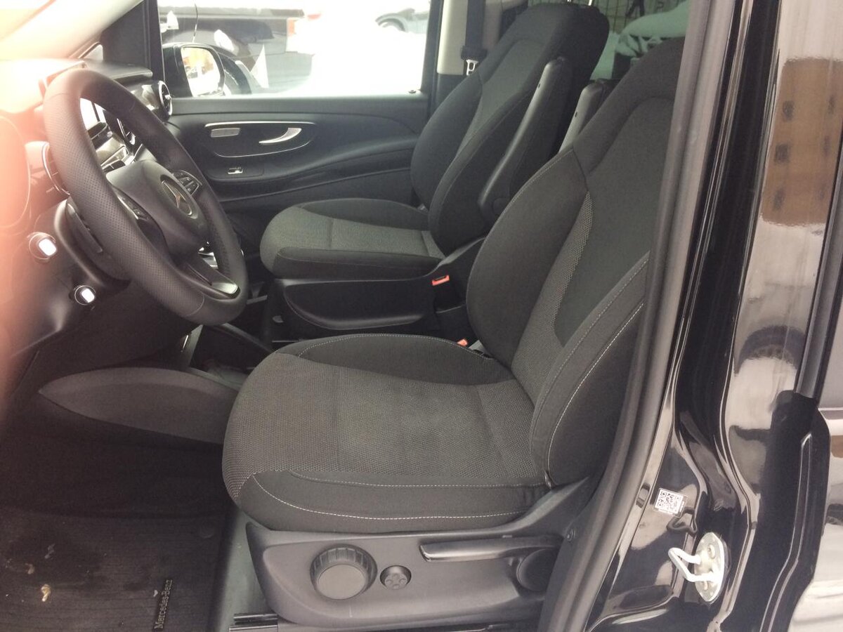 Так выглядит профессионально восстановленный для продажи абсолютно "убитый" салон автомобиля.